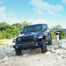 4x4 noir sur des rochers