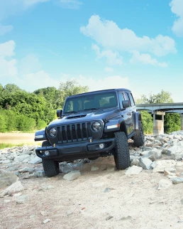 4x4 noir sur des rochers