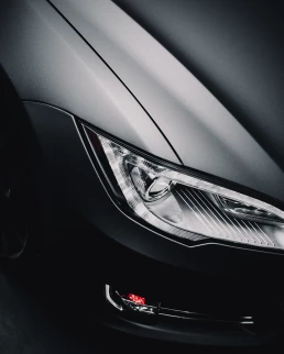 Zoom sur le phare avant avec protection de peinture (PPF) noir mat