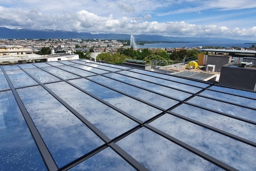 Vue depuis un toit vitré sur Genève