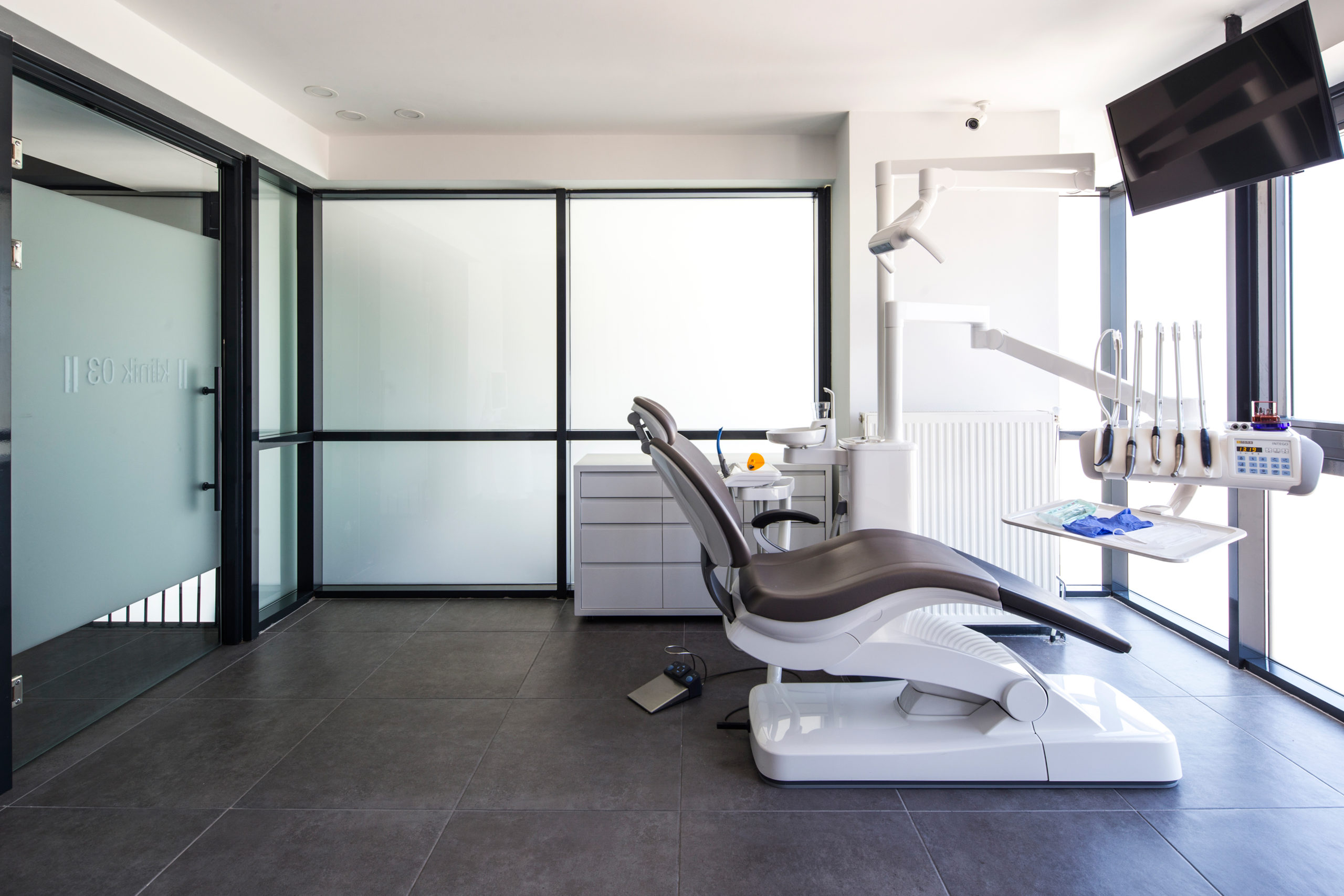 Salle de médecin avec film dépoli sur les vitres du cabinet