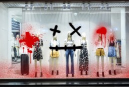 vitrine dégradé par des graffitis
