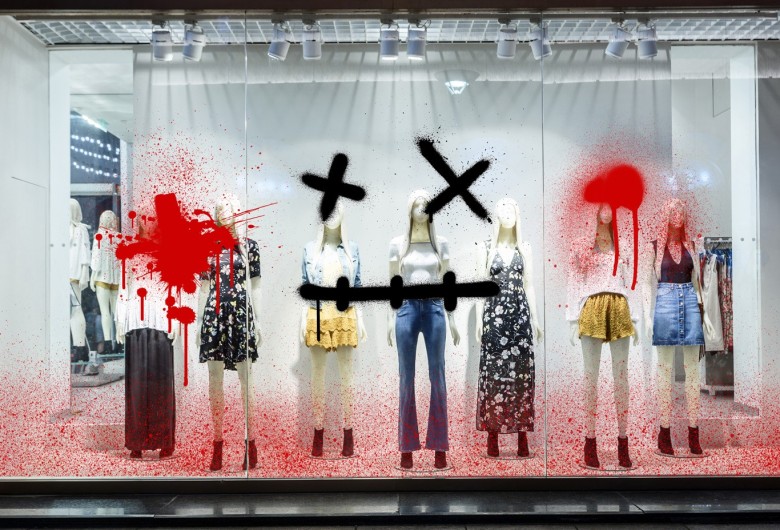 vitrine dégradé par des graffitis